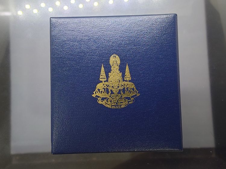เหรียญเจ้าแผ่นดิน รัชกาลที่ 9 เนื้อเงินบริสุทธิ์ 99.99 ฉลองสิริราชสมบัติครบ 50 ปี พ.ศ.2539 พร้อมกล่องและใบเซอร์ รูปที่ 8