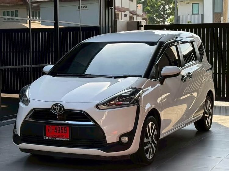 รถ Toyota Sienta 1.5 V สี ขาว