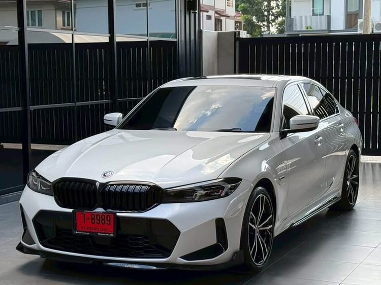BMW Series 3 2024 330e Sedan ปลั๊กอินไฮบริด (PHEV) ไม่ติดแก๊ส เกียร์อัตโนมัติ ขาว