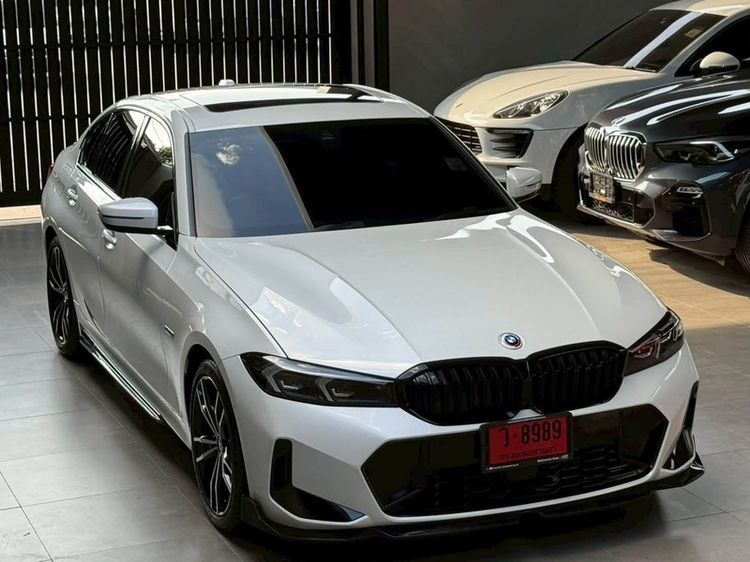 BMW Series 3 2024 330e Sedan ปลั๊กอินไฮบริด (PHEV) ไม่ติดแก๊ส เกียร์อัตโนมัติ ขาว รูปที่ 2