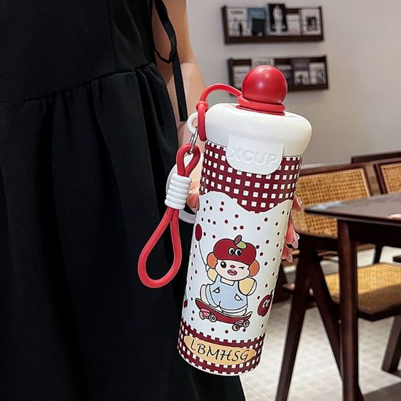 กระติกน้ำเก็บความเย็น 600ml สแตนเลส 316 ลายการ์ตูนน้องแอปเปิ้ล สตรอว์เบอร์รี ขวดน้ำแฟชั่น มีหูหิ้วพกพาสะดวก รูปที่ 2