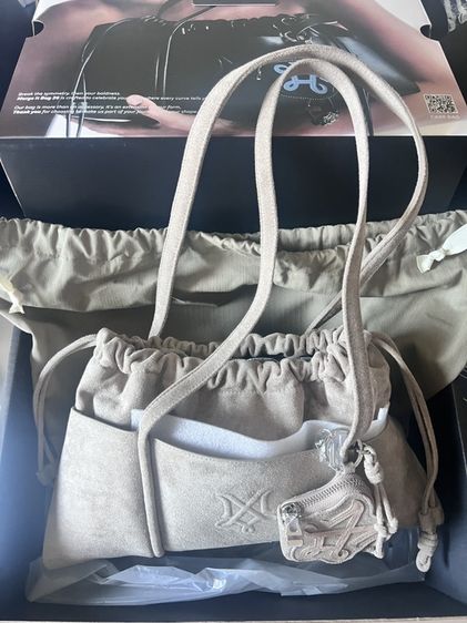 ส่งต่อMerge It Bag 26 สี Clay Stone อุปกรณ์ครบ ยังไม่แกะพลาสติกหุ้มอะไหล่ สภาพ99% ใช้ถ่ายรูปไปครั้งเดียวค่า เจ้าของปล่อยเองราคา 2600 รวมส่งค่ะ ขอดูเพิ่มเติมได้งับ
