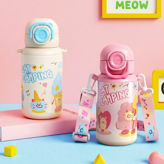 HoneyLion กระติกน้ำเด็กสแตนเลส 316 ลายการ์ตูนแมว ขนาด 480ml เก็บความร้อน-เย็น ฝาเปิดปิดหนึ่งปุ่ม พร้อมสายสะพาย