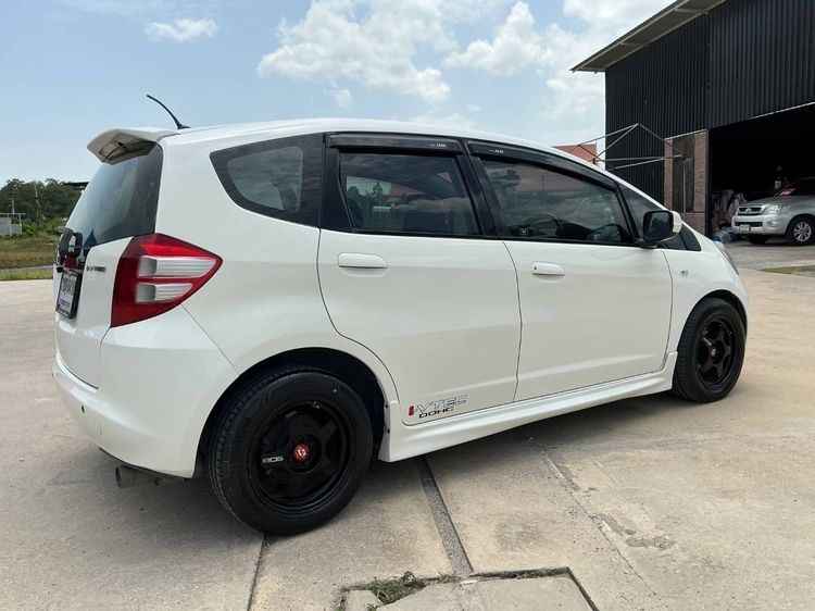 Honda Jazz 2009 1.5 RS i-VTEC Sedan เบนซิน เกียร์อัตโนมัติ ขาว รูปที่ 3