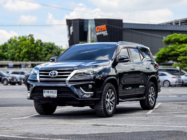 รถ Toyota Fortuner 2.4 V สี ดำ