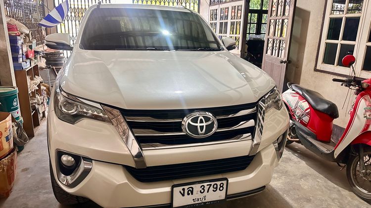 รถ Toyota Fortuner 2.8 TRD Sportivo 4WD สี ขาว