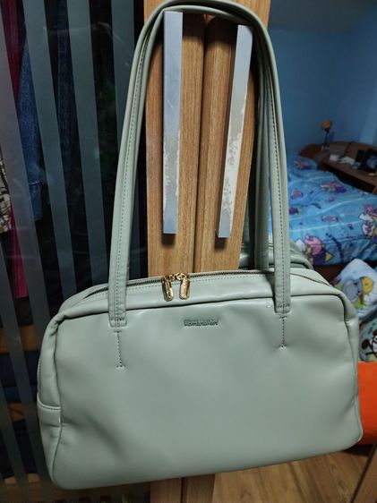 กระเป๋าสะพายไหล่ใบใหญ่ Montana West สีเขียวอ่อน Used