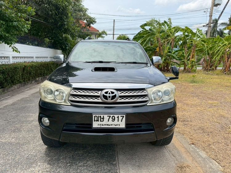 รถ Toyota Fortuner 3.0 V สี ดำ