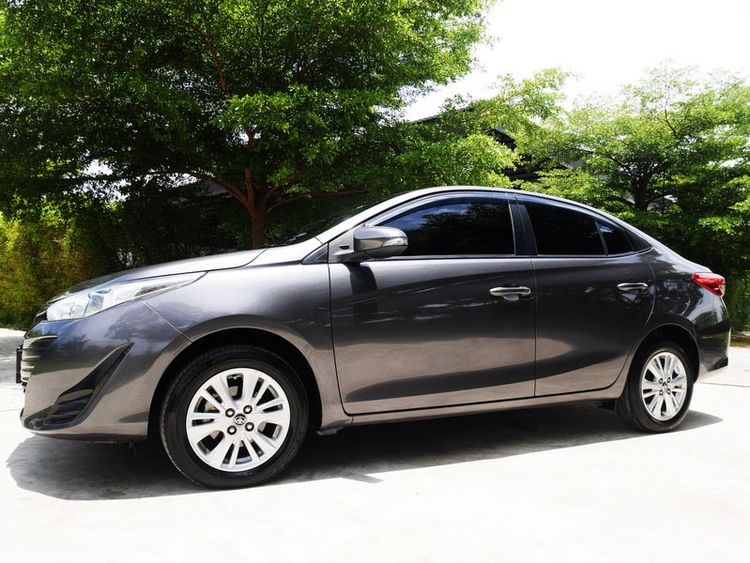 รถ Toyota Yaris ATIV 1.2 E สี เทา