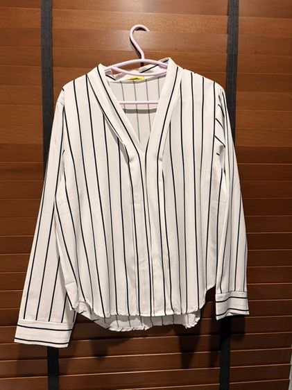 เสื้อผ้าลื่นลายทางสีขาว อก 38