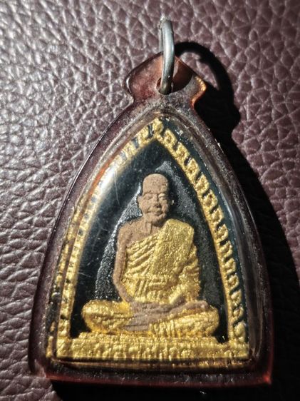 พระผงรูปเหมือน หลวงพ่ออี๋ วัดสัตหีบ ปี16 ลงรักทาทอง เลี่ยมพร้อมใช้งาน รูปที่ 2
