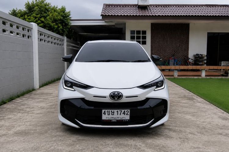 Toyota Yaris 2023 1.2 Premium Sedan เบนซิน ไม่ติดแก๊ส เกียร์อัตโนมัติ ขาว รูปที่ 2