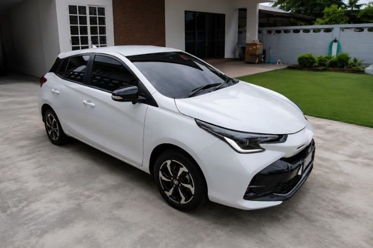 Toyota Yaris 2023 1.2 Premium Sedan เบนซิน ไม่ติดแก๊ส เกียร์อัตโนมัติ ขาว รูปที่ 3