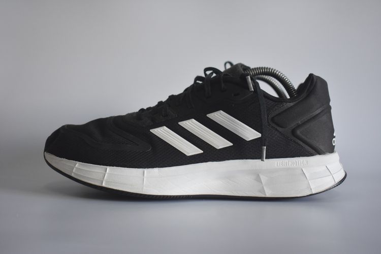 ส่งฟรี รองเท้า Adidas (2022) มือสอง ของแท้ Size 43 ความยาว 27.5 ซม.