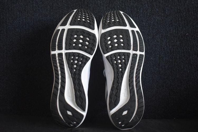 ส่งฟรี รองเท้า Nike (2022) มือสอง ของแท้ Size 42 ความยาว 26.5 ซม. รูปที่ 5