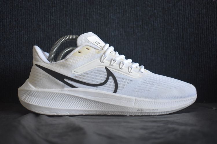 ส่งฟรี รองเท้า Nike (2022) มือสอง ของแท้ Size 42 ความยาว 26.5 ซม. รูปที่ 2