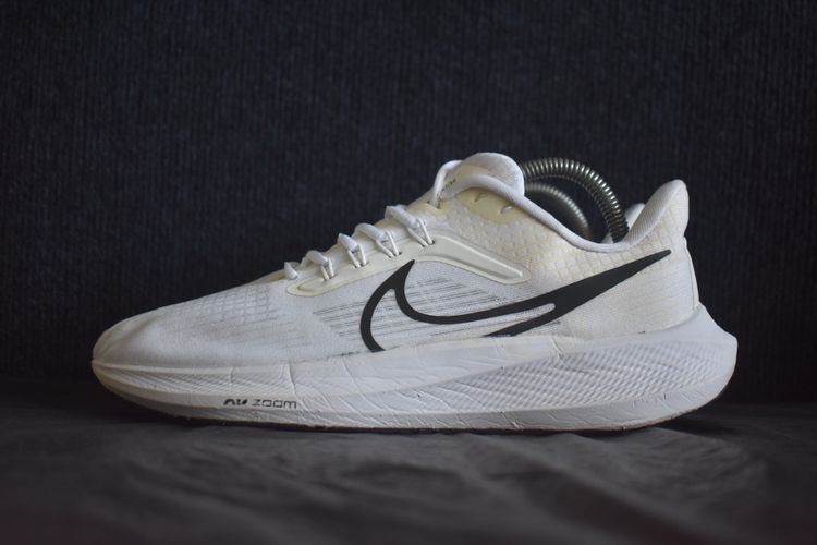 ส่งฟรี รองเท้า Nike (2022) มือสอง ของแท้ Size 42 ความยาว 26.5 ซม.