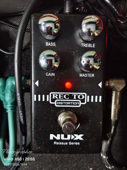 NUX Recto Distortion จากซีรีส์ Reissue เป็นเอฟเฟกต์กีตาร์แบบแอนะล็อกที่จำลองโทนเสียงแตกไฮเกน (High-Gain) อันเป็นเอกลักษณ์ของแอมป์หลอดสัญชาติอเมริกันชื่อดังในยุค 90 เ