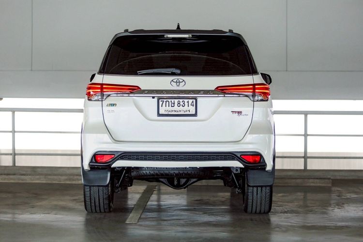 Toyota Fortuner 2018 2.8 V TRD Sportivo II Black Top Utility-car ดีเซล ไม่ติดแก๊ส เกียร์อัตโนมัติ ขาว รูปที่ 4