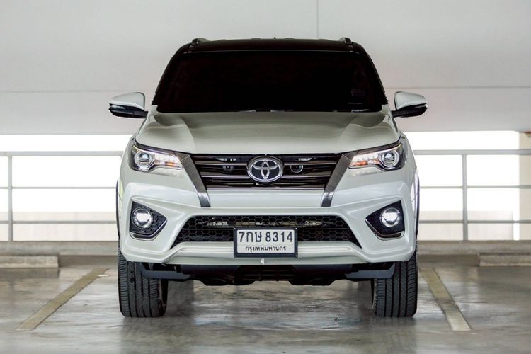 รถ Toyota Fortuner 2.8 V TRD Sportivo II Black Top สี ขาว