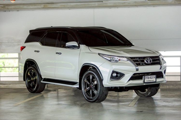 Toyota Fortuner 2018 2.8 V TRD Sportivo II Black Top Utility-car ดีเซล ไม่ติดแก๊ส เกียร์อัตโนมัติ ขาว รูปที่ 3