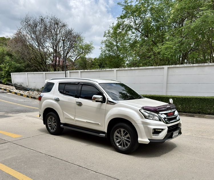 รถ Isuzu MU-X 3.0 สี ขาว