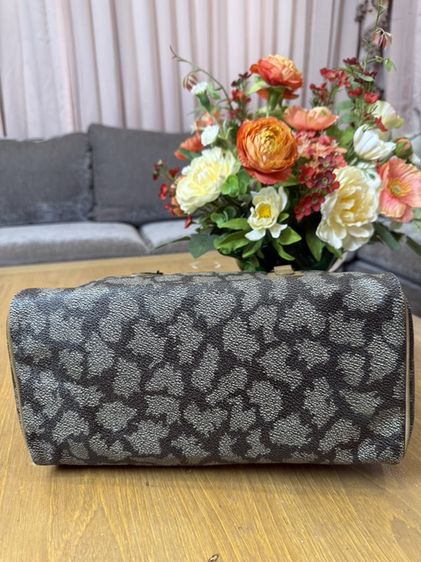 ส่งต่อ👜ส่งต่อ Yves Saint Laurent (YSL) Vintage Giraffe Print Boston Bag 🦒✨ส่งต่อกระเป๋าทรงหมอนวินเทจลายยีราฟสุดคลาสสิก สภาพนางฟ้าเก็บรักษาอย่างดี พร้อมใช้งาน รูปที่ 4