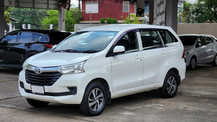รถ Toyota Avanza 1.5 E สี ขาว