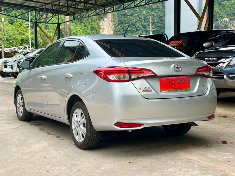 Toyota Yaris 2017 1.2 E Sedan เบนซิน ไม่ติดแก๊ส เกียร์อัตโนมัติ เงิน รูปที่ 4