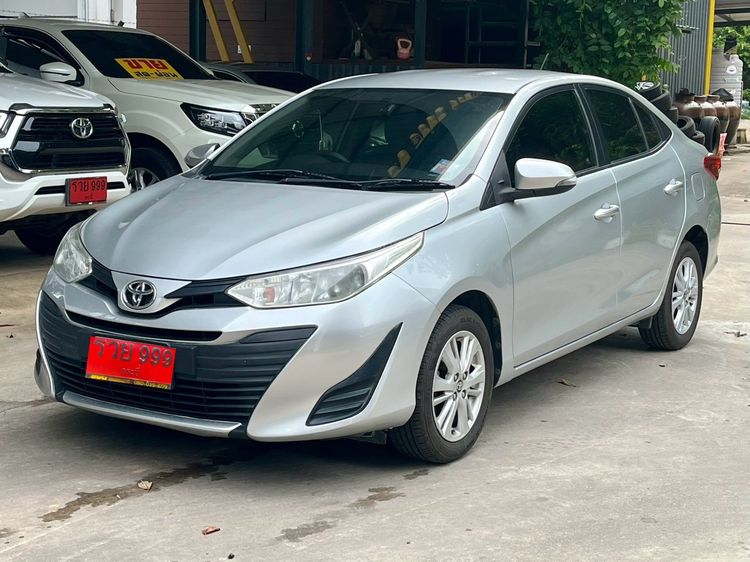 รถ Toyota Yaris 1.2 E สี เงิน