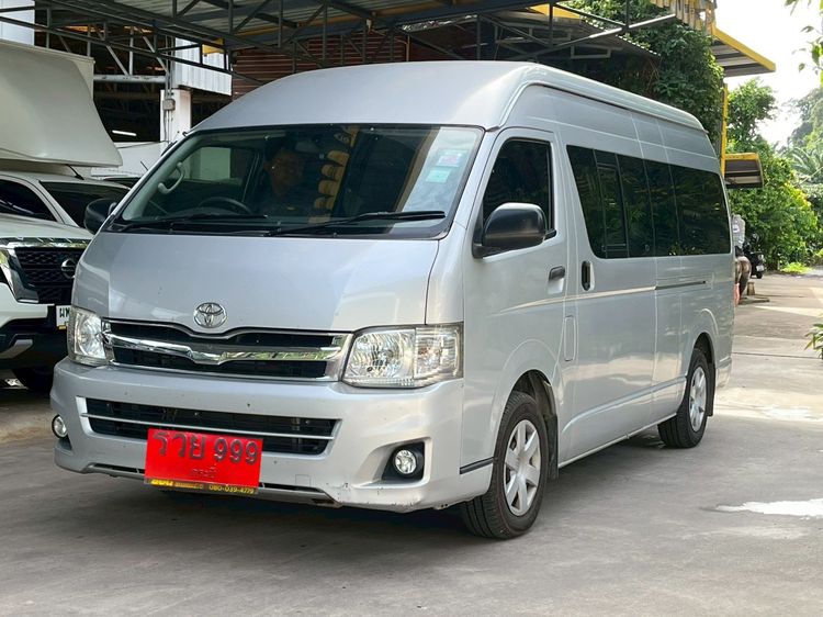 รถ Toyota Commuter 3.0 สี เงิน