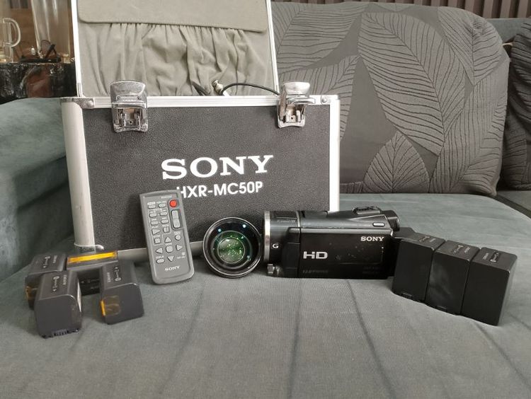 กล้องวีดีโอ Sony มี night shot รุ่น hxr-mc50p  พร้อมกล่องแข็ง มีเลนส์ wide ยังใช้งานได้อยู่ปดติ ตำหนิตามรูปครับ รูเพลท (เคยมีรอยร้าวเอากาวแปะไว้ ไม่มีปัญหากับการใช้งาน)