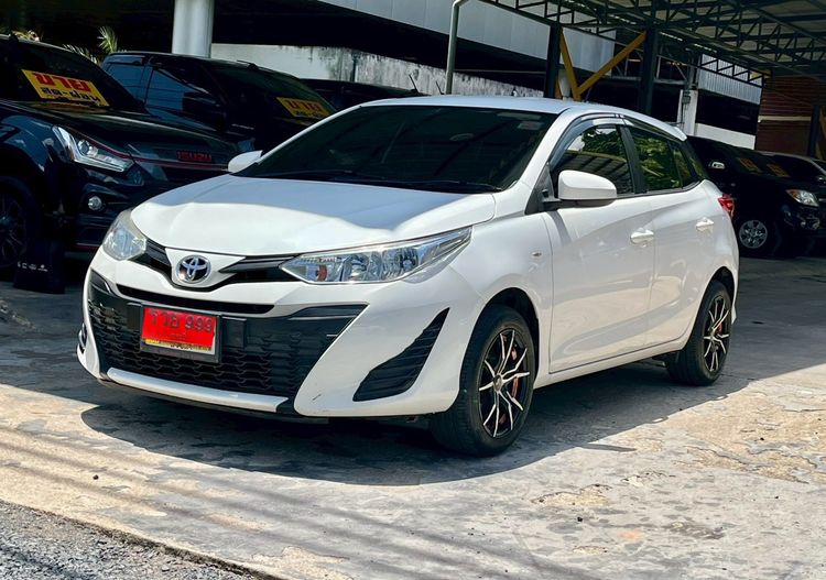 รถ Toyota Yaris 1.2 E สี ขาว