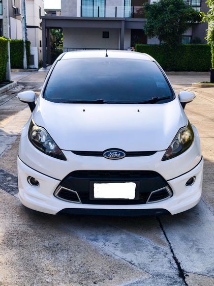 รถ Ford Fiesta 1.6 Sport สี ขาว