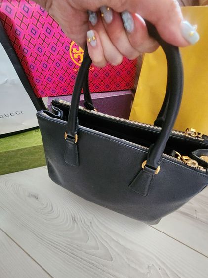 Prada ของแท้และเป็นรุ่นยอดนิยม การมีการ์ดครบมีตำหนิที่สาย รูปที่ 8