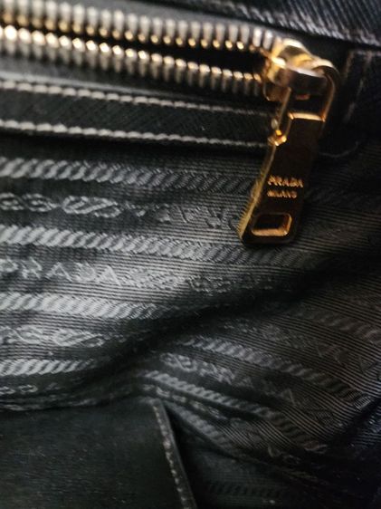 Prada ของแท้และเป็นรุ่นยอดนิยม การมีการ์ดครบมีตำหนิที่สาย รูปที่ 13