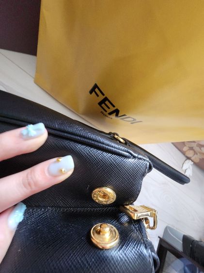 Prada ของแท้และเป็นรุ่นยอดนิยม การมีการ์ดครบมีตำหนิที่สาย รูปที่ 5