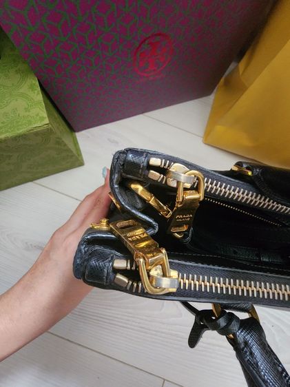 Prada ของแท้และเป็นรุ่นยอดนิยม การมีการ์ดครบมีตำหนิที่สาย รูปที่ 4