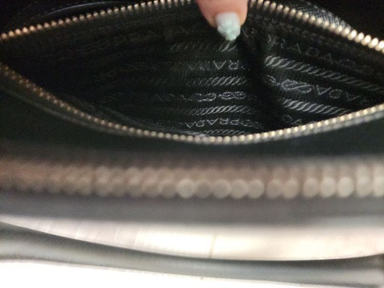 Prada ของแท้และเป็นรุ่นยอดนิยม การมีการ์ดครบมีตำหนิที่สาย รูปที่ 12