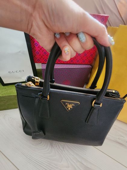 Prada ของแท้และเป็นรุ่นยอดนิยม การมีการ์ดครบมีตำหนิที่สาย