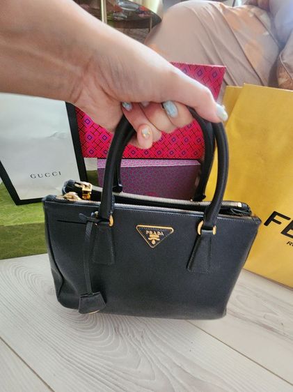 Prada ของแท้และเป็นรุ่นยอดนิยม การมีการ์ดครบมีตำหนิที่สาย รูปที่ 2