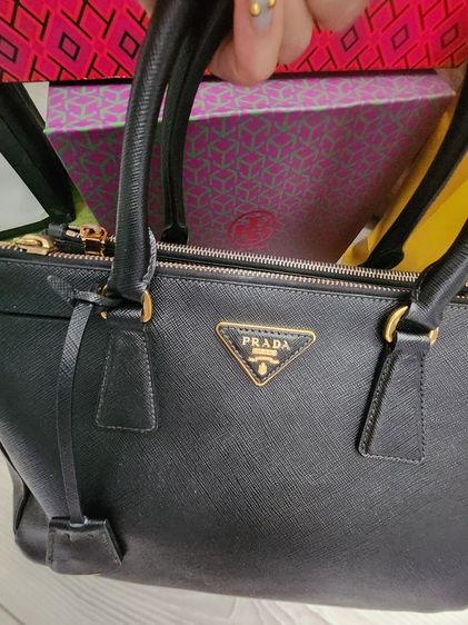 Prada ของแท้และเป็นรุ่นยอดนิยม การมีการ์ดครบมีตำหนิที่สาย รูปที่ 3