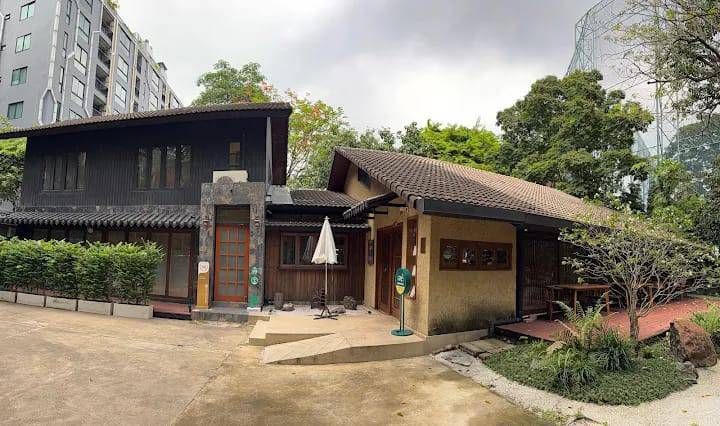 มีบางส่วน ให้เช่าบ้านเกือบ 1 ไร่ ใกล้รถไฟฟ้า ธุรกิจได้ สุขุมวิท เอกมัย 300,000  หรือทำโฮมออฟฟิศ สำนักงาน ทำเลดี มีสวน จอดรถ 20+ คัน For rent : Sukhumvit Ekamai house 310 sqm