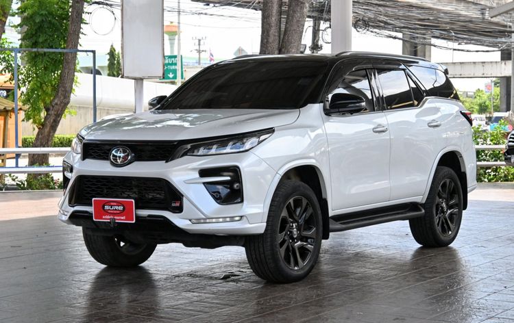 Toyota Fortuner 2022 2.8 GR Sport Black Top 4WD Utility-car ดีเซล ไม่ติดแก๊ส เกียร์อัตโนมัติ ขาว