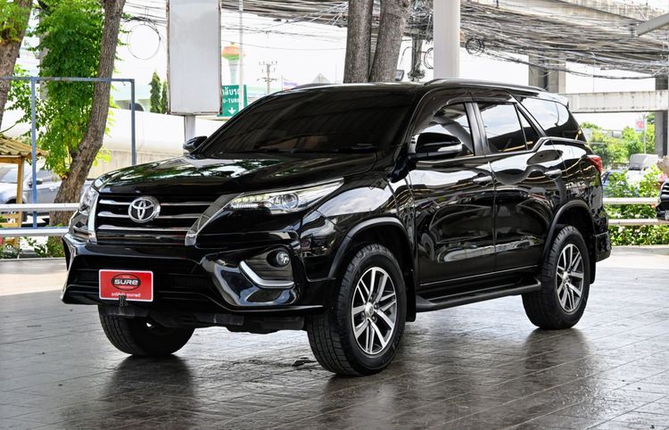 รถ Toyota Fortuner 2.4 V สี ดำ