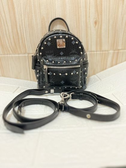 อื่นๆ ไม่ระบุ ขายกระเป๋าเป้ MCM Mini สีดำ ลาย Visetos แต่งหมุดสีเงิน ดีไซน์คลาสสิก ใช้งานได้ทั้งผู้หญิงและผู้ชาย ตู้ญี่ปุ่นหนังแท้ไซซ์ 6.5 นิ้ว* สีดำ* ช่องซิปด้านหน้า 1 ช่อง* ซิปใช้งานปกติ* สภาพโ