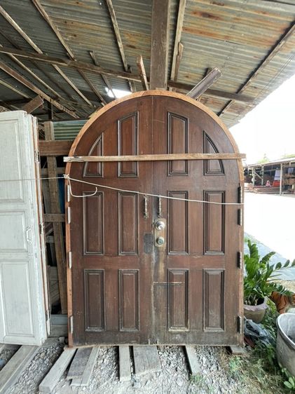 ประตูหัวโค้งไม้สัก