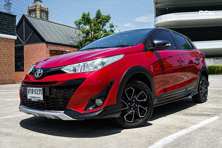 รถ Toyota Yaris 1.2 Mid สี แดง