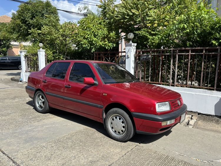 รถ Volkswagen Vento 1.8 GL สี แดง