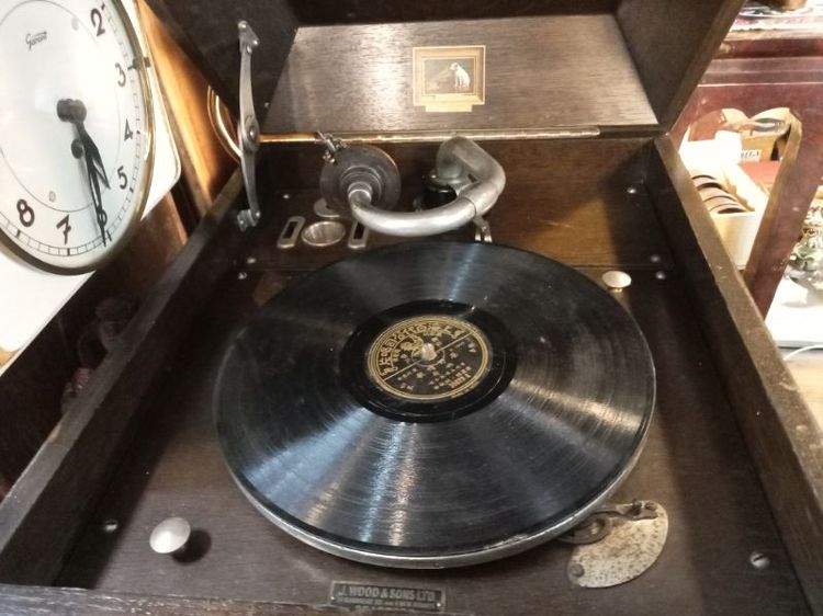 เครื่องเล่นแผ่นเสียงไขลาน His Master's Voice (HMV) สภาพดี ใช้งานได้  12000บาท รูปที่ 4